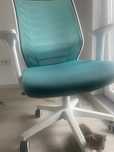 Scaun folosit putin, elegant, modern, comod la spate.