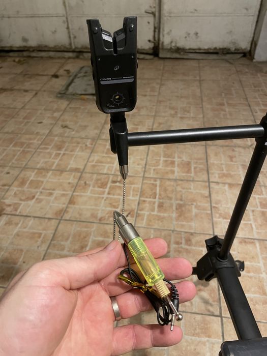 Vând Rod Pod Caperlan pentru 3 lansete + 2 avertizori Xtrem 100