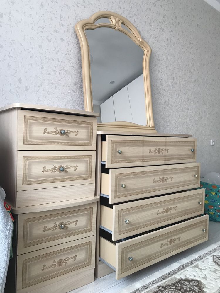 Продам тумба, камод с зеркалом.