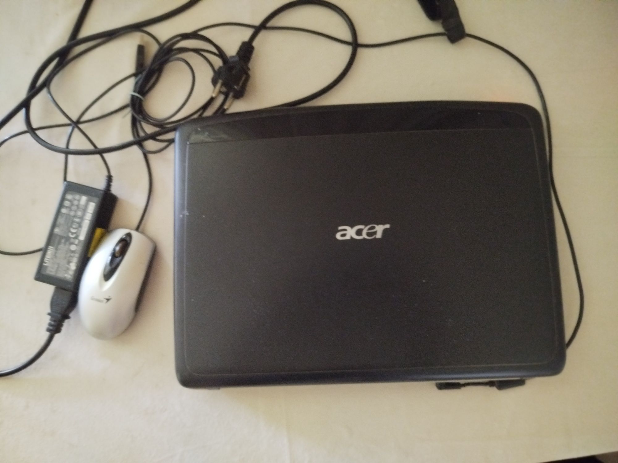 Ноутбук Acer с мышью