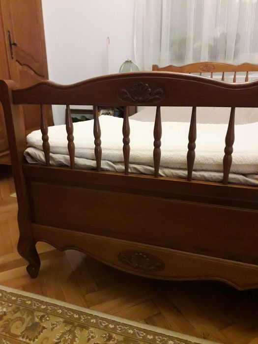 Vand mobila din lemn masiv.