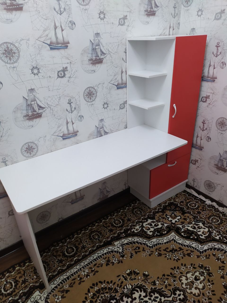 Из МДФ письменный стол с полками. Есть разные цвета.
