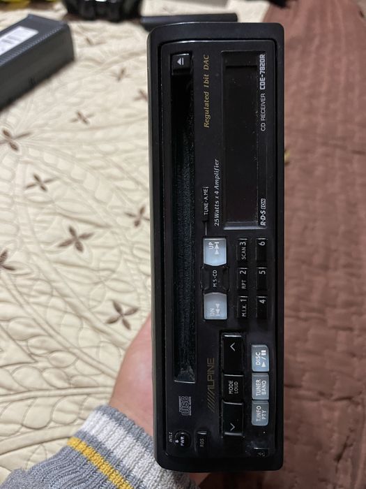 radio-CD auto Alpine CDE-7820R.