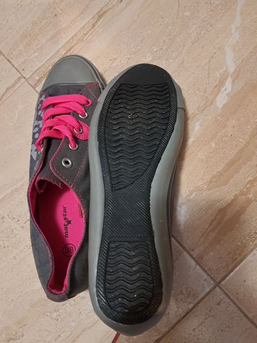 Дамски спортни обувки