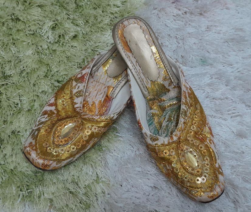 Kelinlar ansambl ko'ylagi sotiladi. Продаю тройку