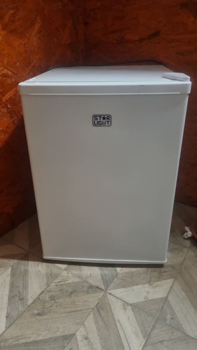 Vând mini Frigider