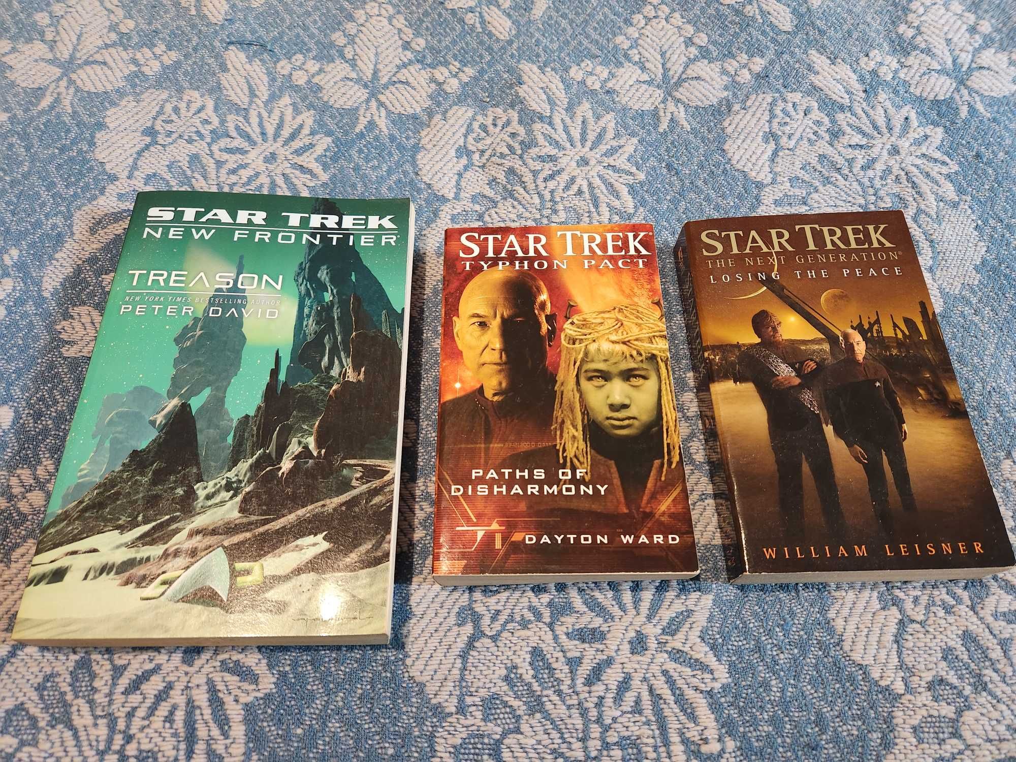 Продавам книги и комикси Star Wars и Star Trek