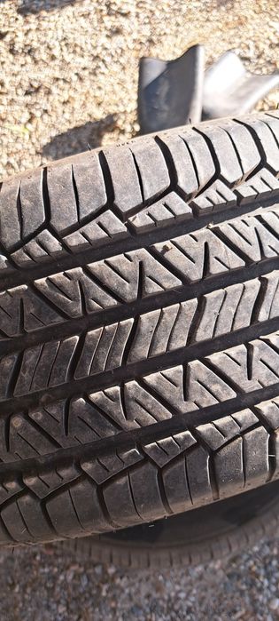 Vând anvelope 235.60.R18