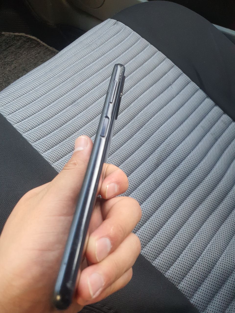 Samsung A22 xolati urta pasida azgina singan joyi bor
