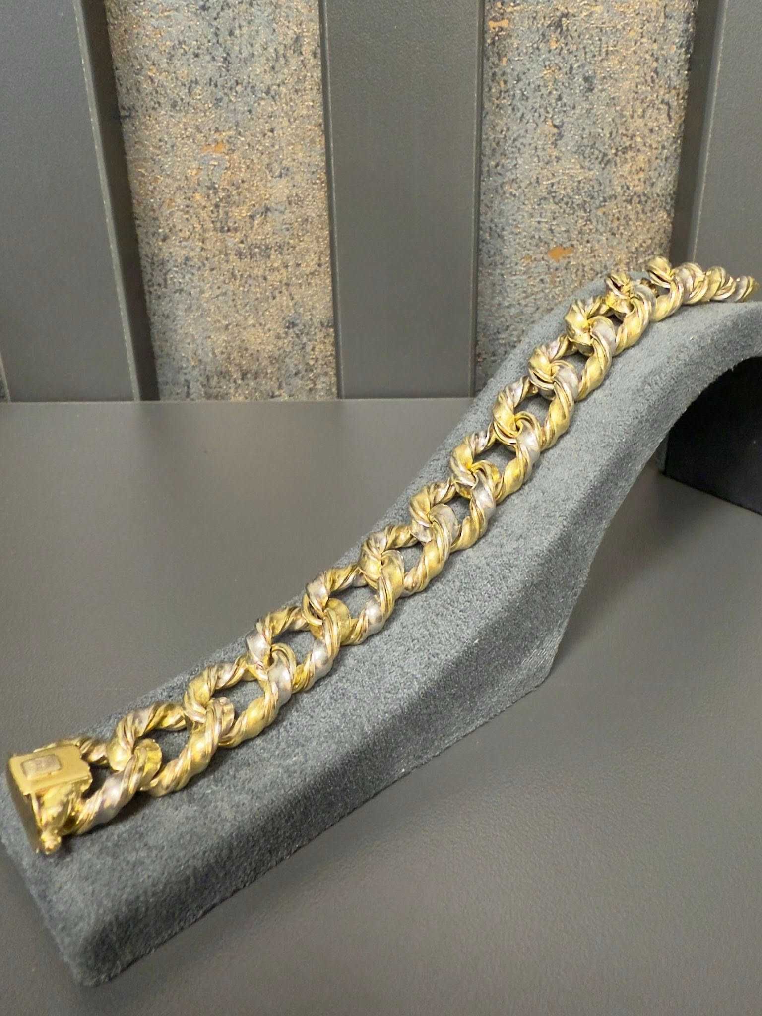 Елегантна златна гривна с двойно закопчаване – 3100 лв