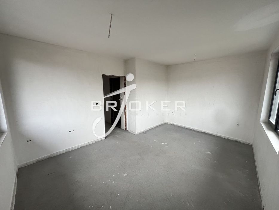 Продава се Четиристаен апартамент в Кърджали, Център - 92 кв.м за 1220 €/кв.м - Снимка #2