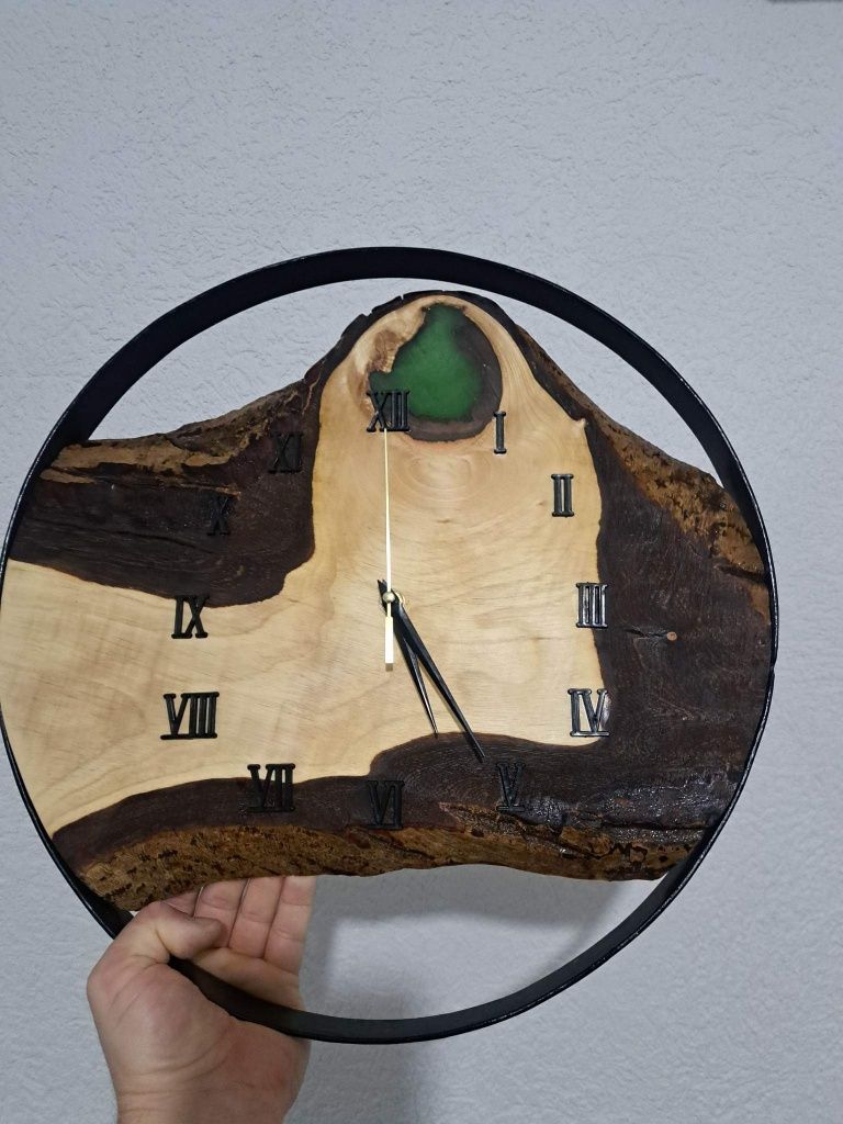 Стенен часовник с основа орех