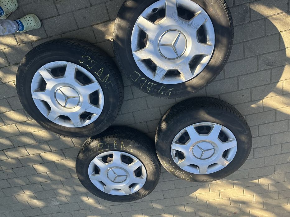 Vand cauciucuri 195/65/15 all sezon cu jante de tabla intretinute