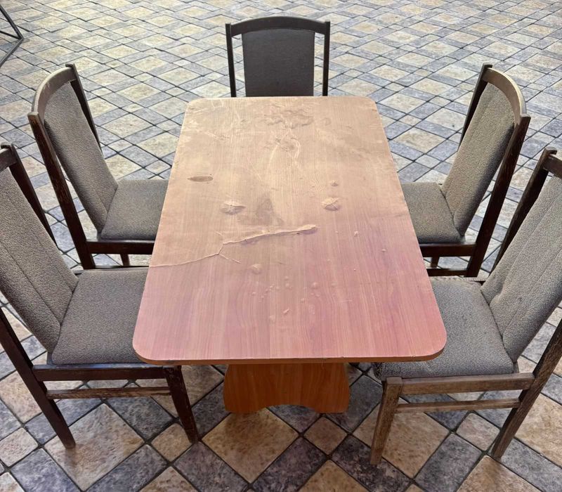 Стол  со 5 стульями  на первой  фоте : 5 000 тг.