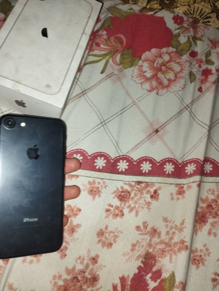 iphone 7  32 tali aybi bor icloud narsa torturad ekranda dogiyam bor