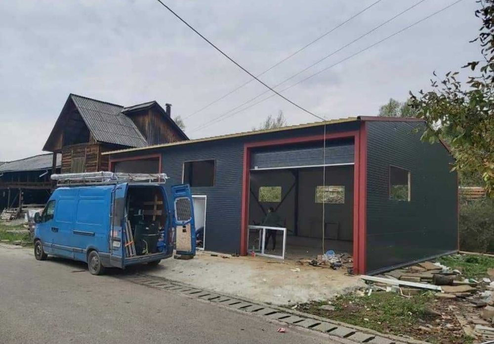 Hala pe structura metalica invelita cu panouri sandwich sau tabla.