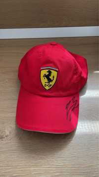 Sapca Scuderia Ferrari semnata Leclerc
