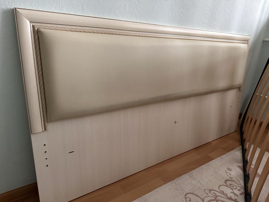 Кровать и две тумбы