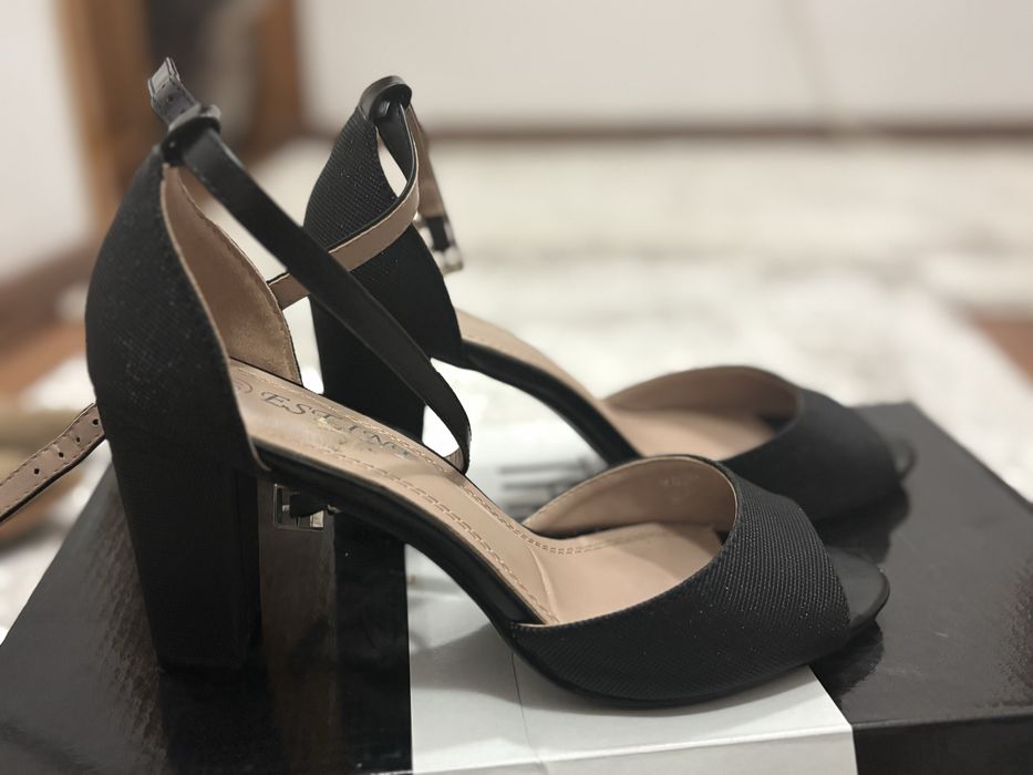 Pantofi negri ,decupați , mărimea 37.Purati o singură dată .