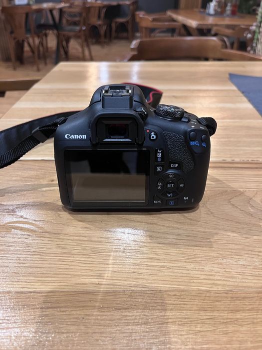 Продавам Canon EOS 2000D + 18-55mm китов обектив