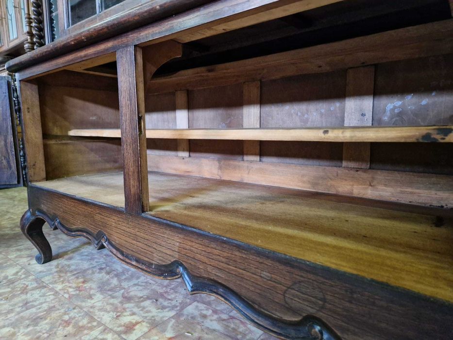 Масивна дъбова витрина в стил "ЛУИ XV"