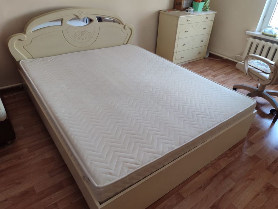 Продам спальный гарнитур