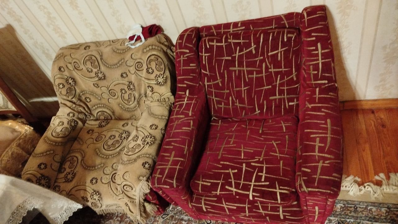Продам диван и 2 кресла. Советский раскладной,  деревянный