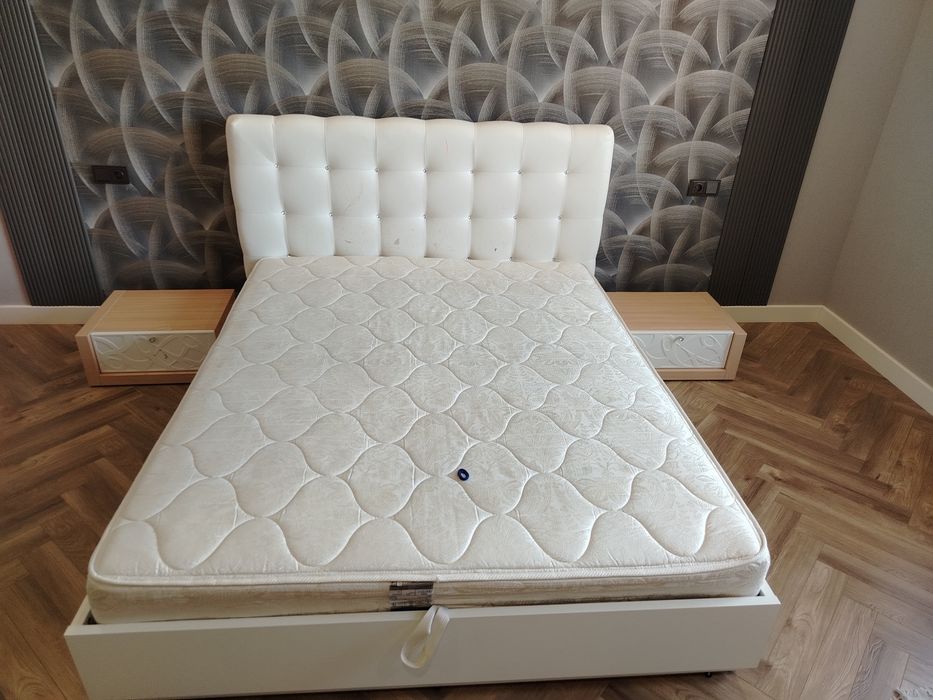 Двуспальная кровать 160х200 с матрасом и тумбами