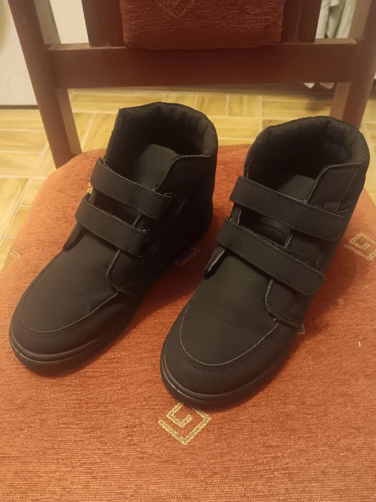 Продавам детски боти за момче!