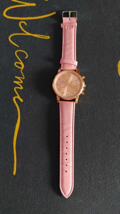 Vand Ceas de culoare ROZ nou cu blocare cheita de pornire