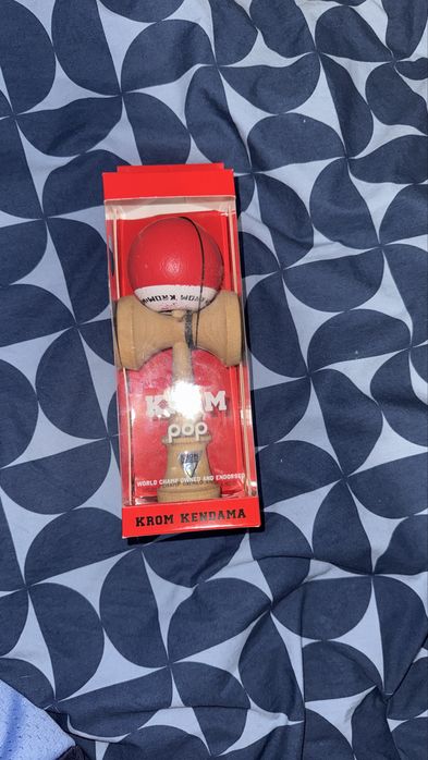 Kendama Krom pop rosu