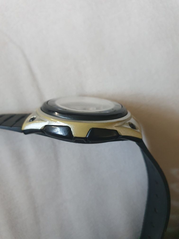 CASIO  AW80 мъжки часовник. Показва час ден месец и аларма