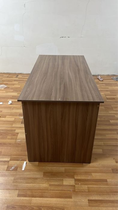 Письменный стол почти новый ЛДСП