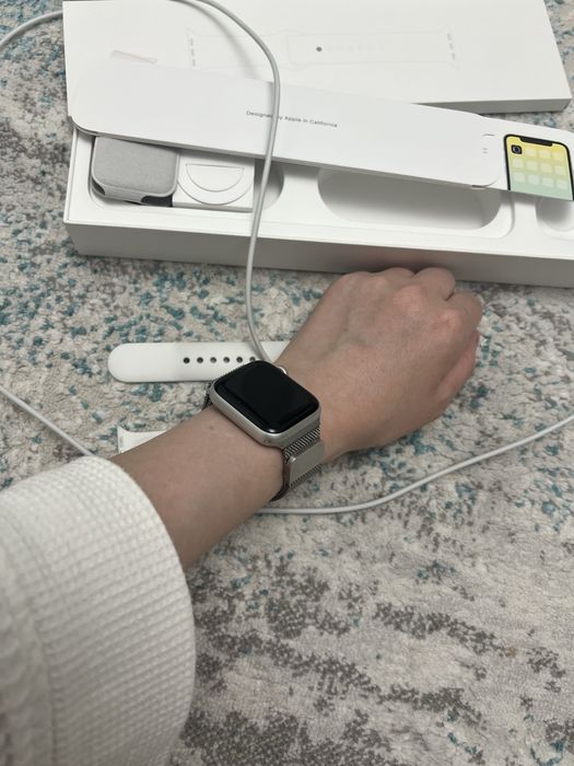 Продам Apple Watch 5, 40mm Silver Aluminum Case White Sport Band