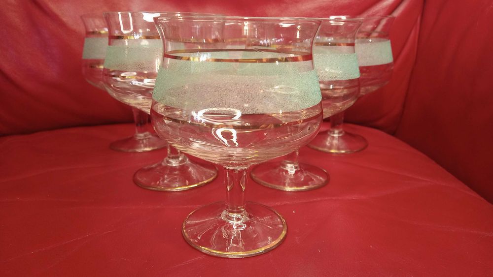 Много красиви ретро шампанки, златни кантове, цветна посипка, 6 бр