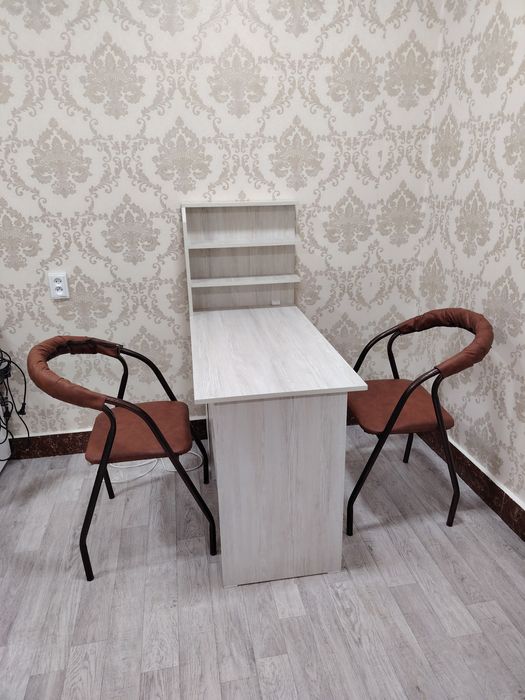 Salonga manikyurshitsa va kiprik narashka qiladigan qiz kerak