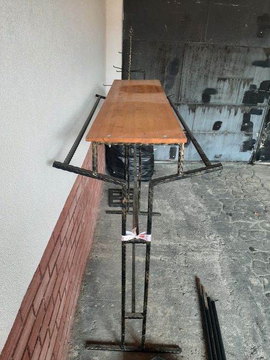 Vând rafturi,stalaje pentru haine