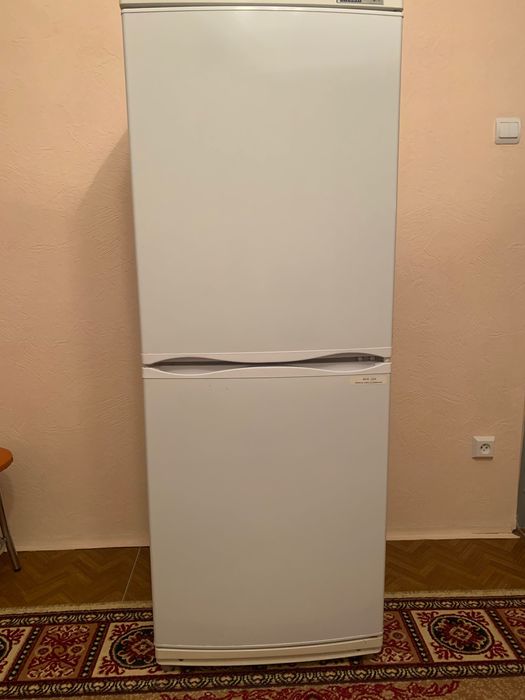 Продам недорого  холодильник Атлант.