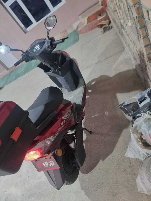 elektron skuter zaryad qilib yuriladi