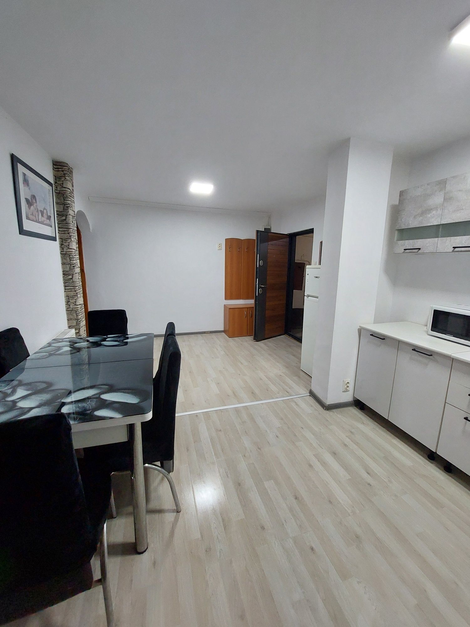 Vând apartament 2 camere zona Pipirig