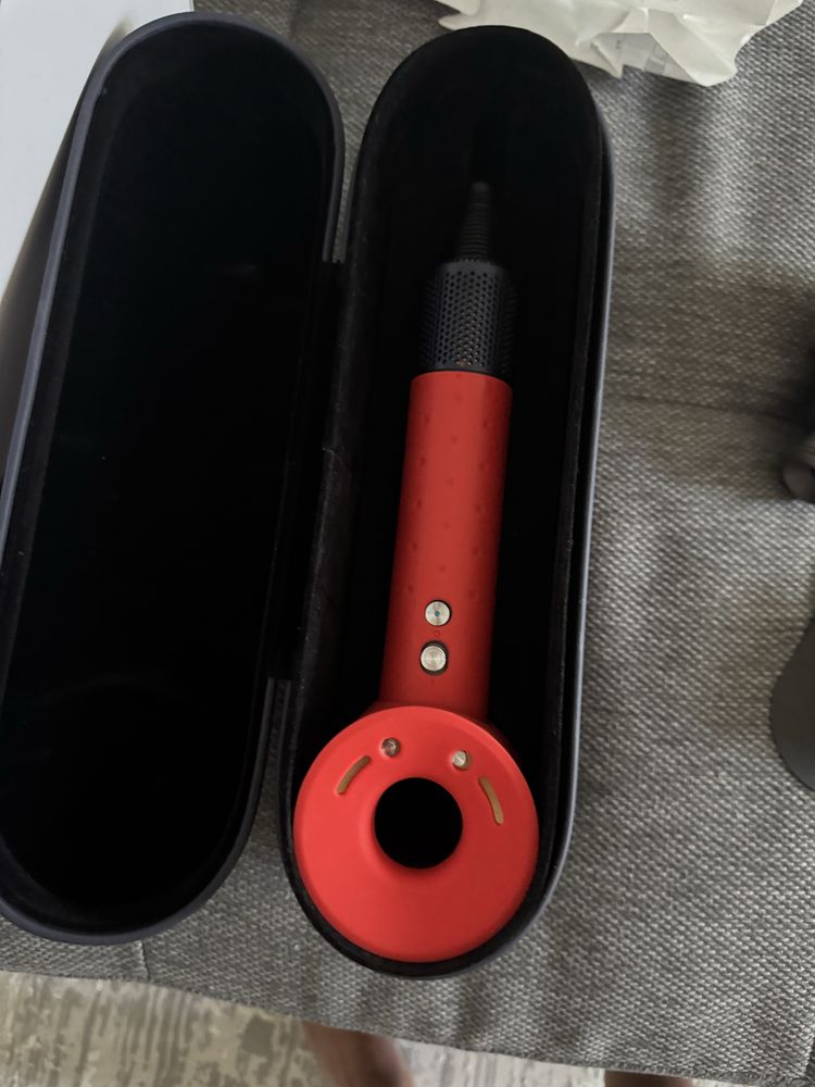 Dyson фен с насадками продам в подарок чехол и насадка с расчесткой.