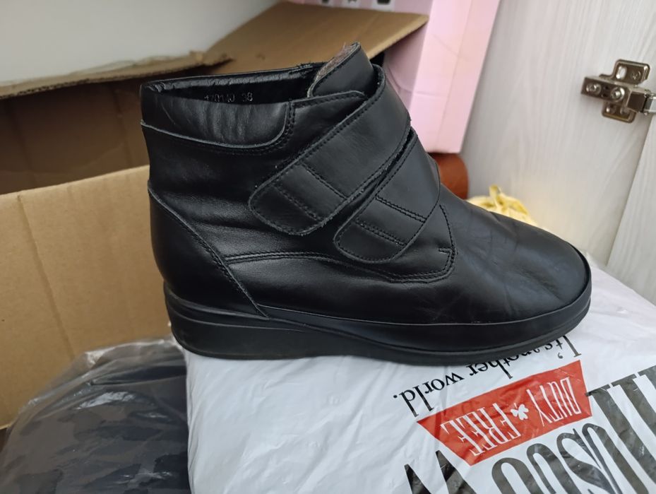 Теплые кожаные женские ботинки на широкую ногу и высокий подъем