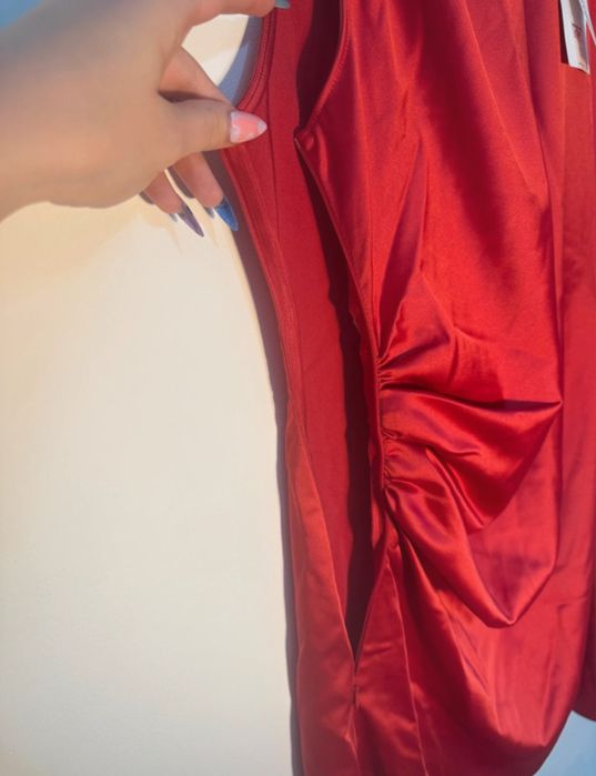 Rochie scurta satinata cu o maneca