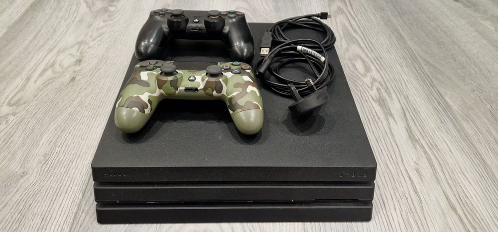Vand PS4 PRO (1T spatiu de stocare)