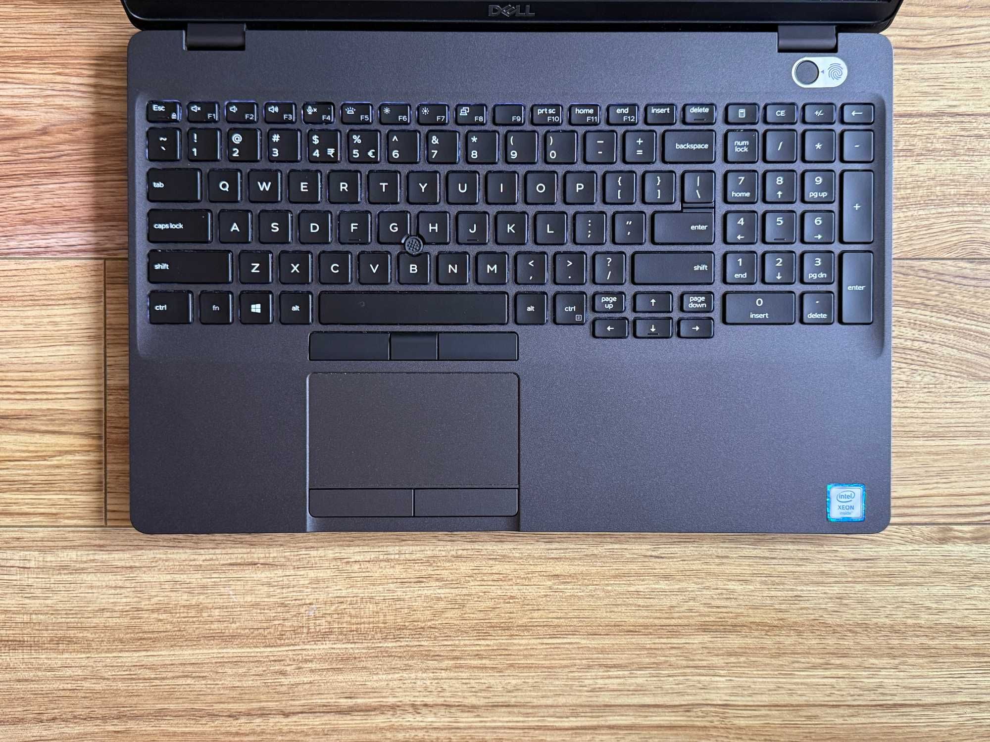 Dell Precision 3541`Xeon E-2276M/16GB DDR4/512GB SSD/Nvidia P620-4GB