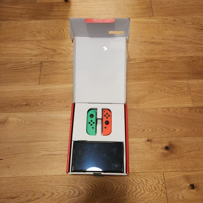 Nintendo switch oled model cu aceste acesorii negociabile