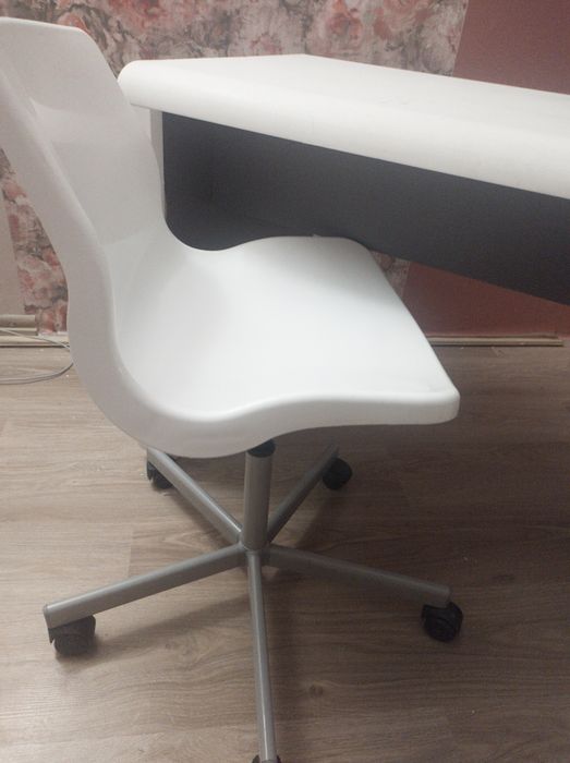 Продавам бюро с подарък стол