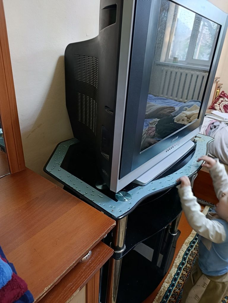 Samsung buringi televizor bari jeri saz podstavkasi menen