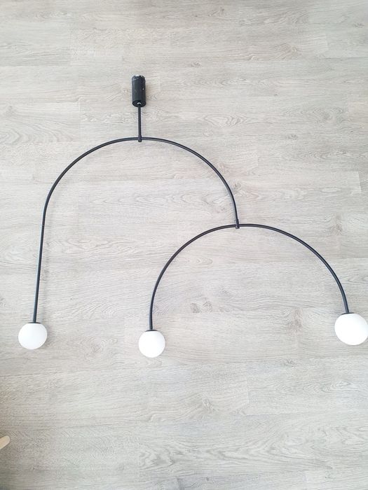 Candelabru Waves,  corp din metal, abajur sticla, negru/alb