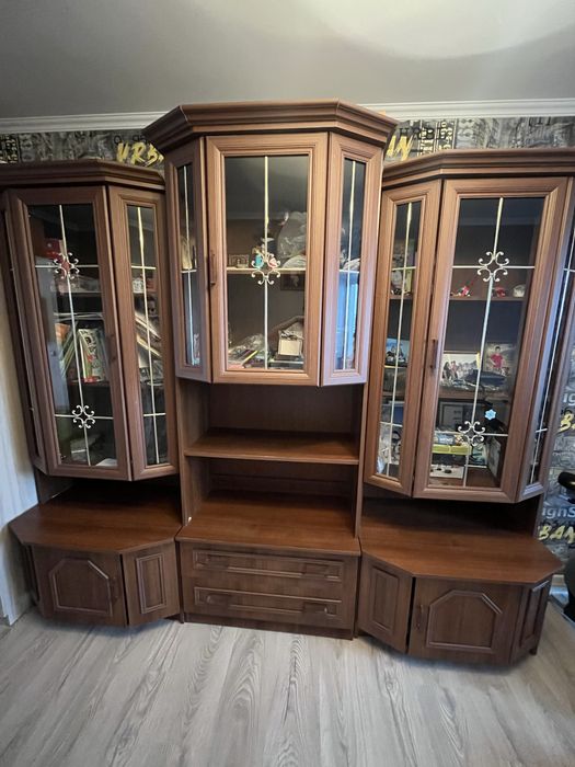Продам сервант в гостиную